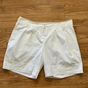 Ann Taylor LOFT White Lined  Pleated Front Shorts  Size 10 EUC